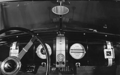 Neue Technik im alten Auto: Opel Admiral mit Autoradio (Foto: Stellantis / Opel)