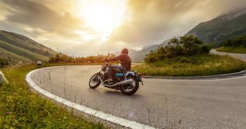 Motorradfahrer aufgepasst: Vor erster Tour Versicherung (Foto: AdobeStock - Jag_cz 284350015)