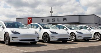 Tesla KFZ-Versicherung unter Beschuss: Kunden klagen über lange (Foto: AdobeStock 447326299_jetcityimage)